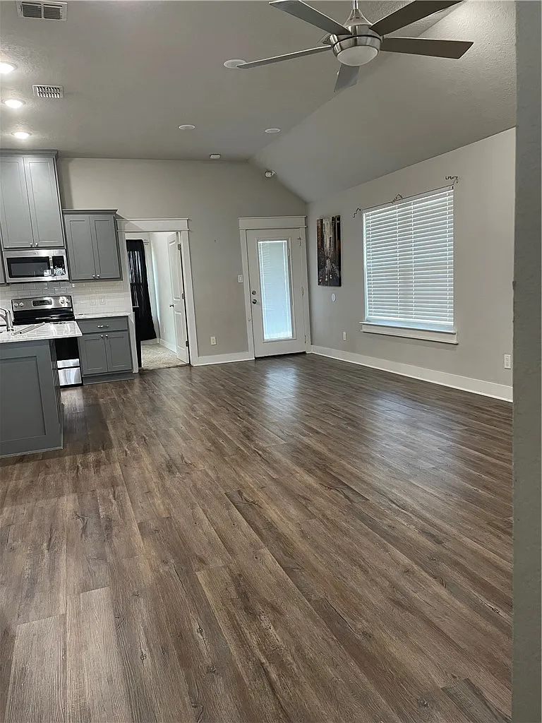 3 bed, 1288 sqft, $2,000 — Photo 2