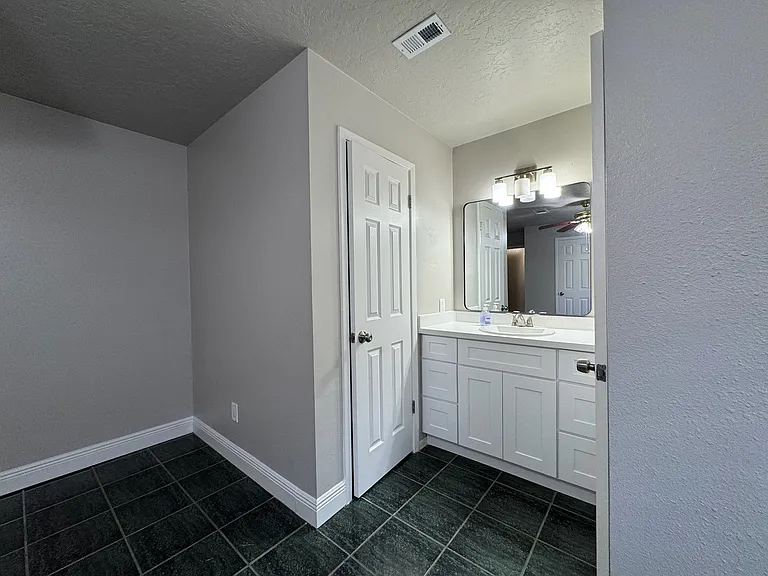 3114 Kleinmann Ave — Photo 12