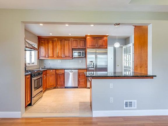 4th image of 65 Nassau Ave