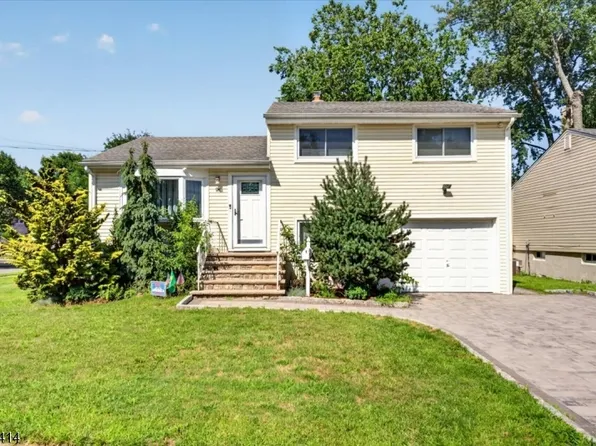 26 Cedar Dr, Rochelle Park, NJ 07662