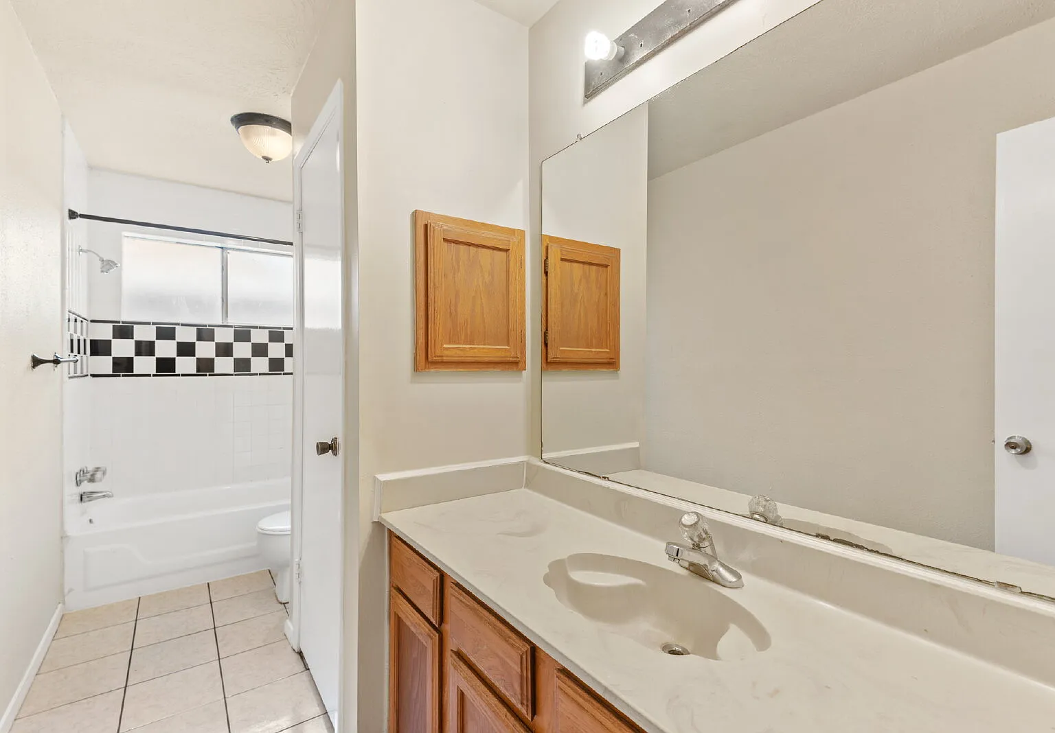 3 bed, 2.0 bath, 1384 sqft, $1,899 — Photo 1