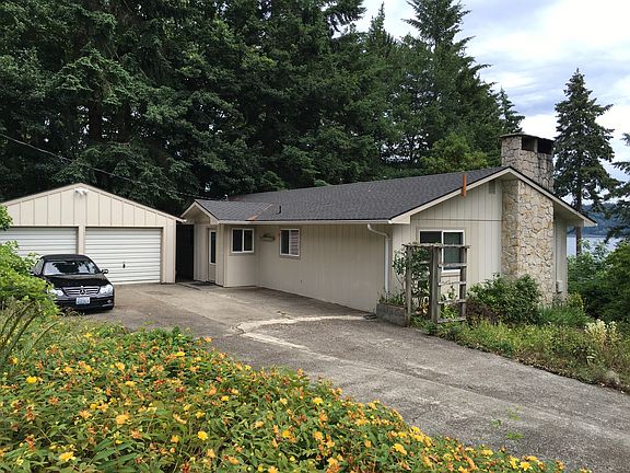 Detached 2 Car Garage w/Expansive Yard