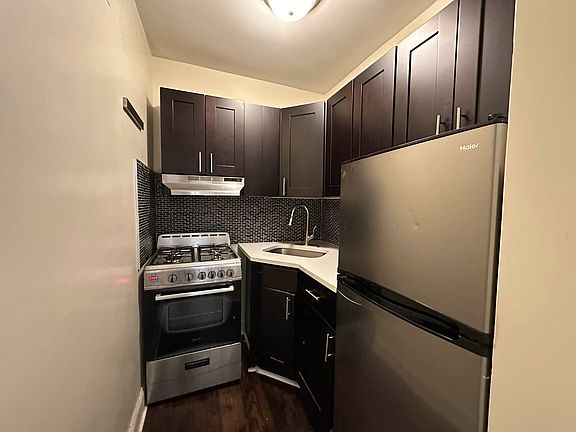 3rd image of 400 E 21st St APT 4A
