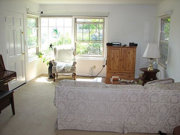 4th image of 3758 James St