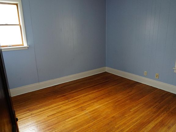 2nd image of 560 Linden Ave #2