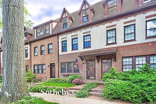 1st image of 380 Burns St #3
