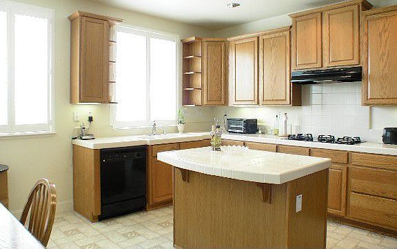 3rd image of 561 Porter Ct
