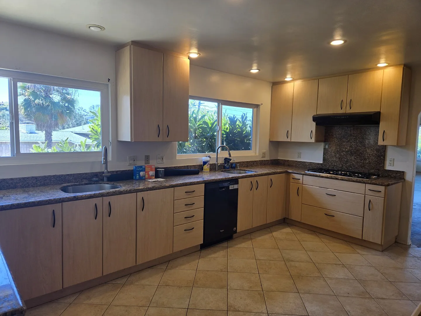 7 bed, 3621 sqft, $6,500 — Photo 2