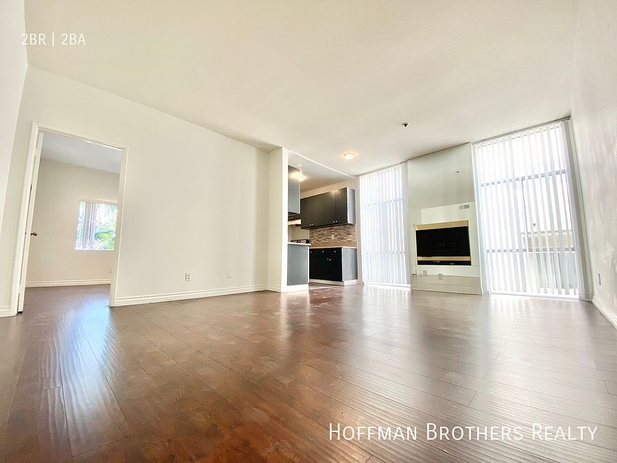 1st image of 125 N Doheny Dr #208A