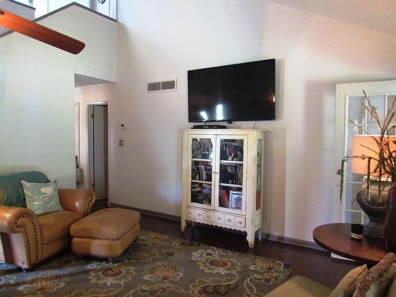5th image of 2104 Holly Hill Dr