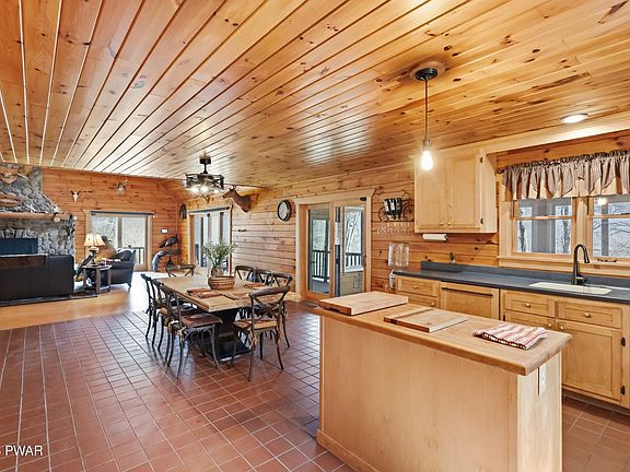 16th image of 992 Winterdale Rd