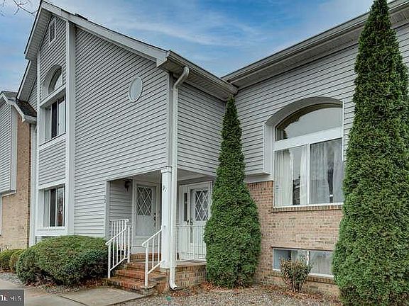 4th image of 92 Joann Ct