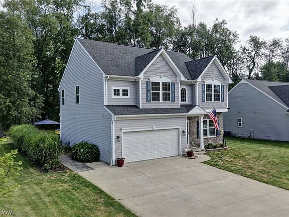 2nd image of 3059 Stonehurst Rd