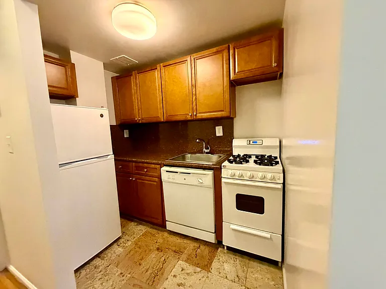 121 E 12th St #2B — Photo 4