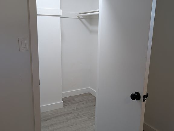 4th image of 908 E Claremont St #4