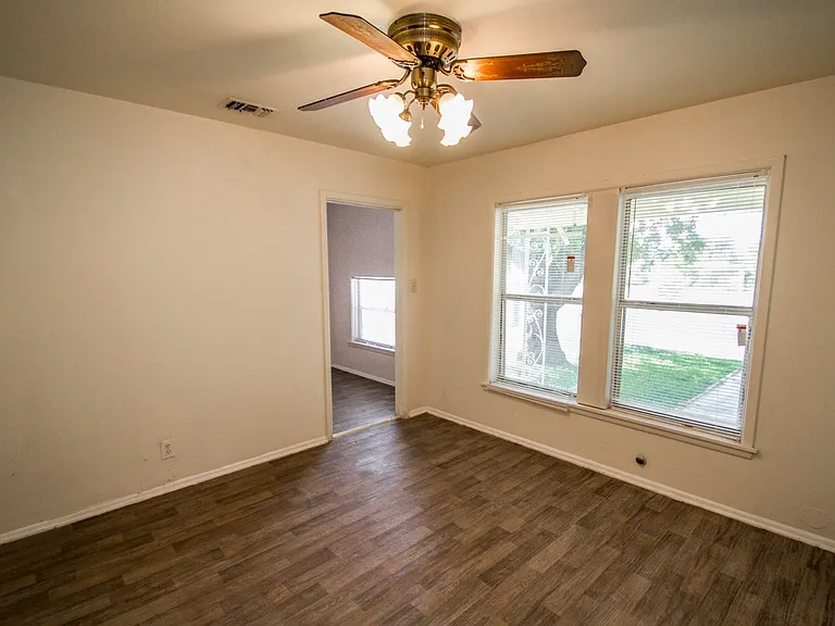 2818 E Houston St — Photo 7
