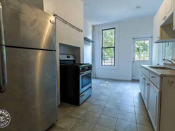 2nd image of 220 Suydam St APT 1l