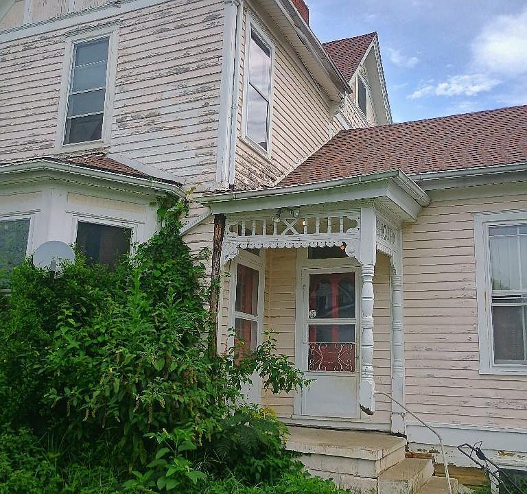 1st image of 200 E 8th St