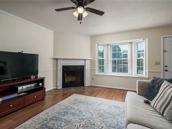 3rd image of 1605 Hackberry Ln APT 4
