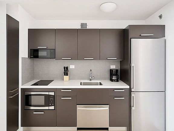 3rd image of 222 E 39th St APT 6D