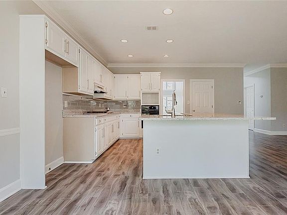 2nd image of 461 Shyrewood Dr