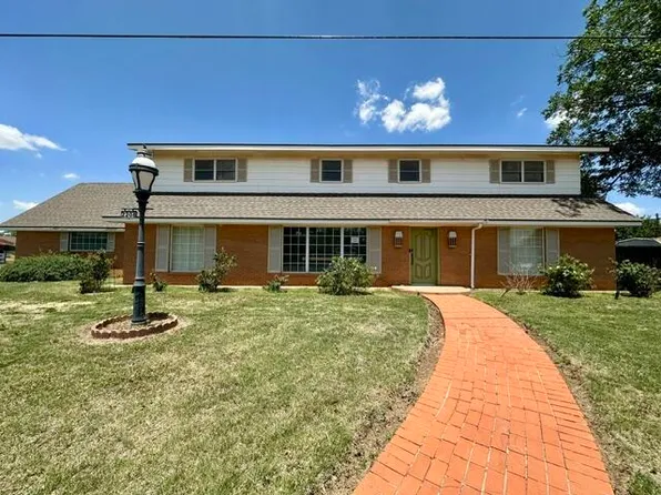 2208 W 13th St, Plainview, TX 79072