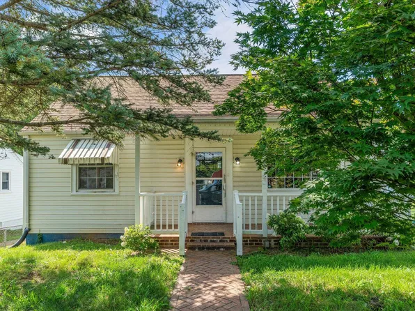 2414 Chesapeake St, Staunton, VA 24401