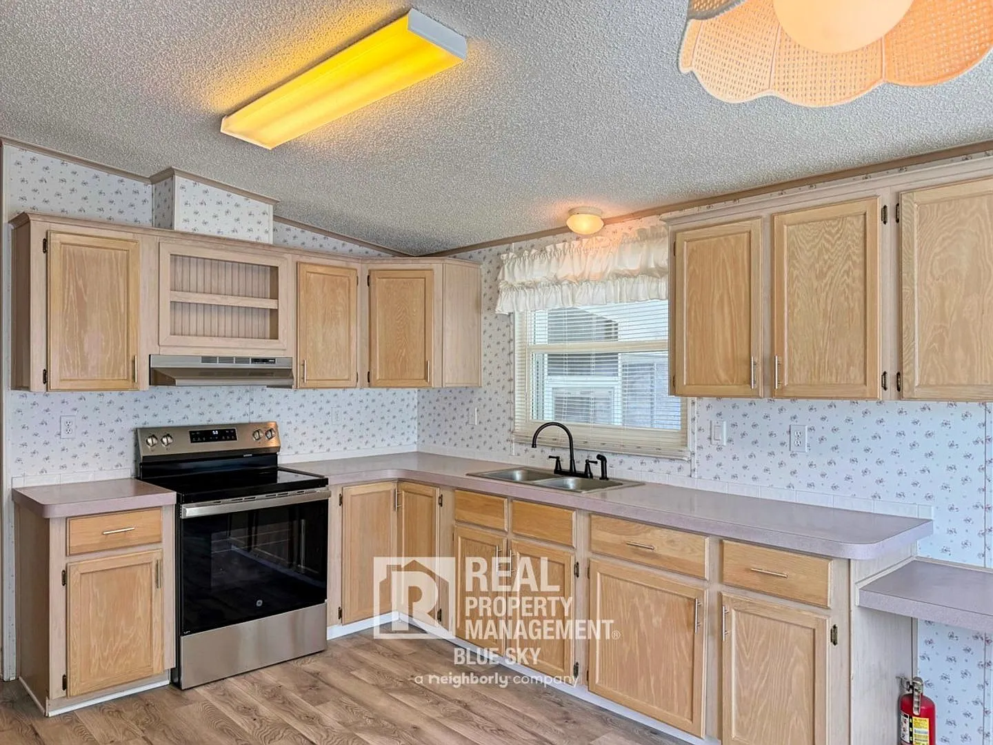 3 bed, 2.0 bath, 1269 sqft, $1,600 — Photo 2