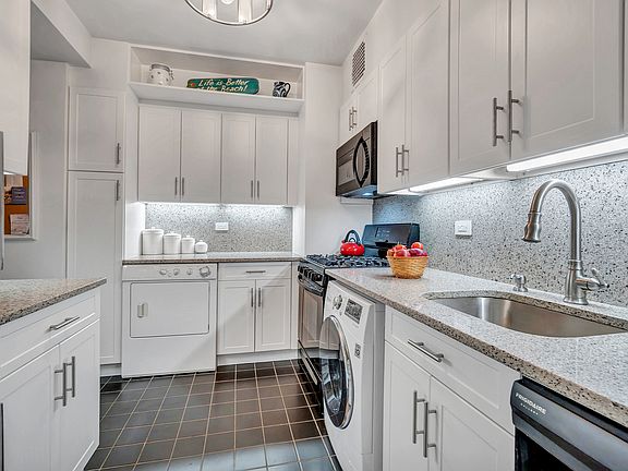 5th image of 415 E 52nd St APT 5HC