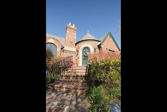 2nd image of 653 Ivy St