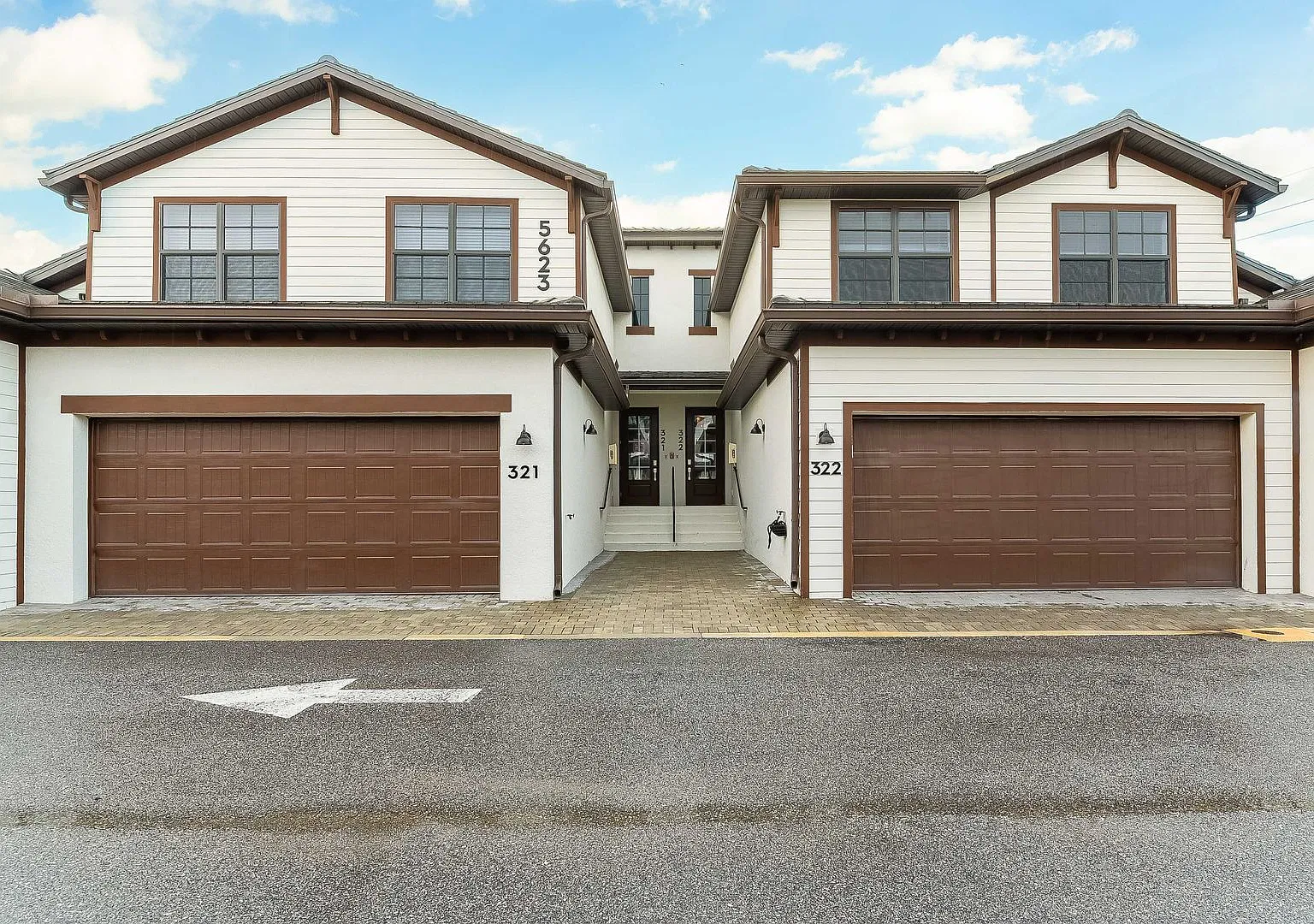 Luxury LIving — Photo 1