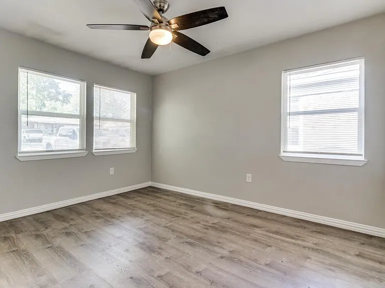 1516 Valley View St — Photo 9