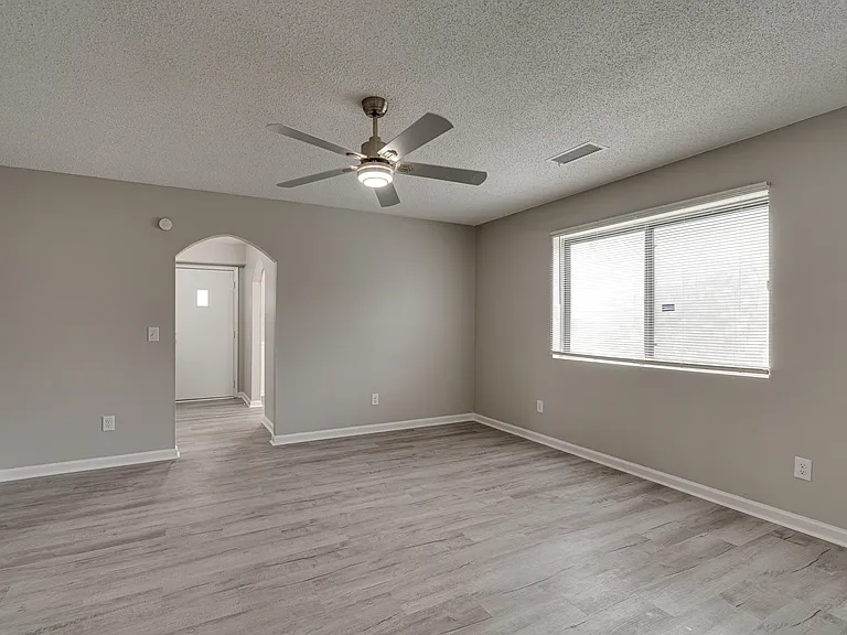 906 Hawthorne Ct — Photo 24