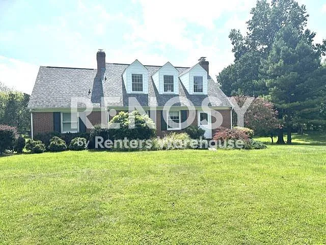 Lovely Cape Cod Single Family Home, 3-4 bedrooms, 3 bath — Photo 2