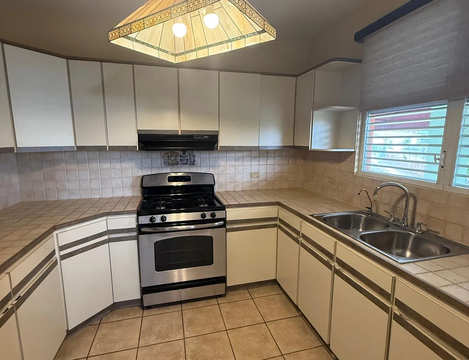3 bed, 2.0 bath, 1800 sqft, $1,550 — Photo 2