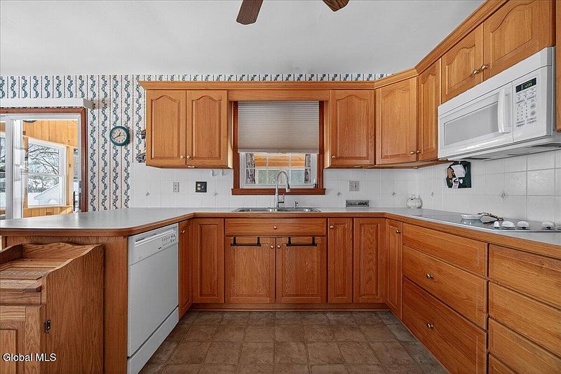 4th image of 9 Sequoia Drive