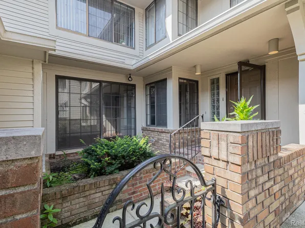 6964 Pebblecreek Woods Dr, West Bloomfield, MI 48322