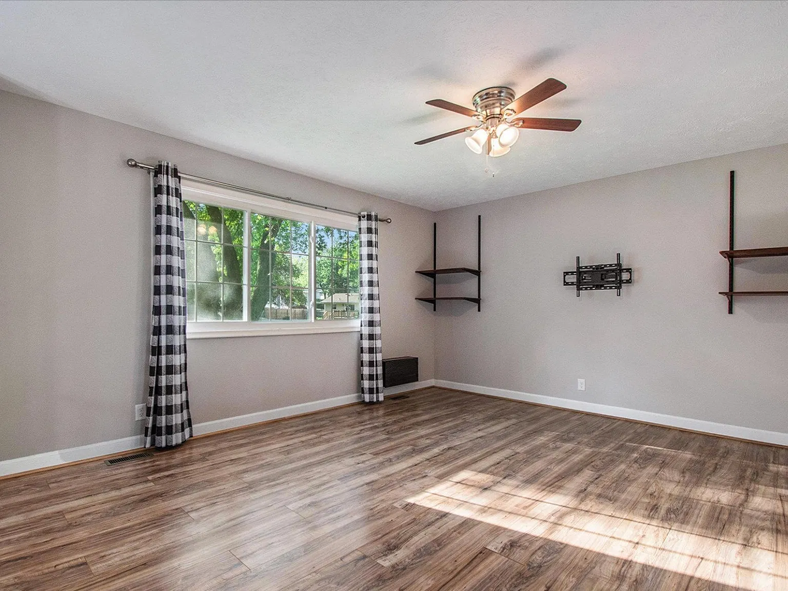 4 bed, 1872 sqft, $2,350 — Photo 3
