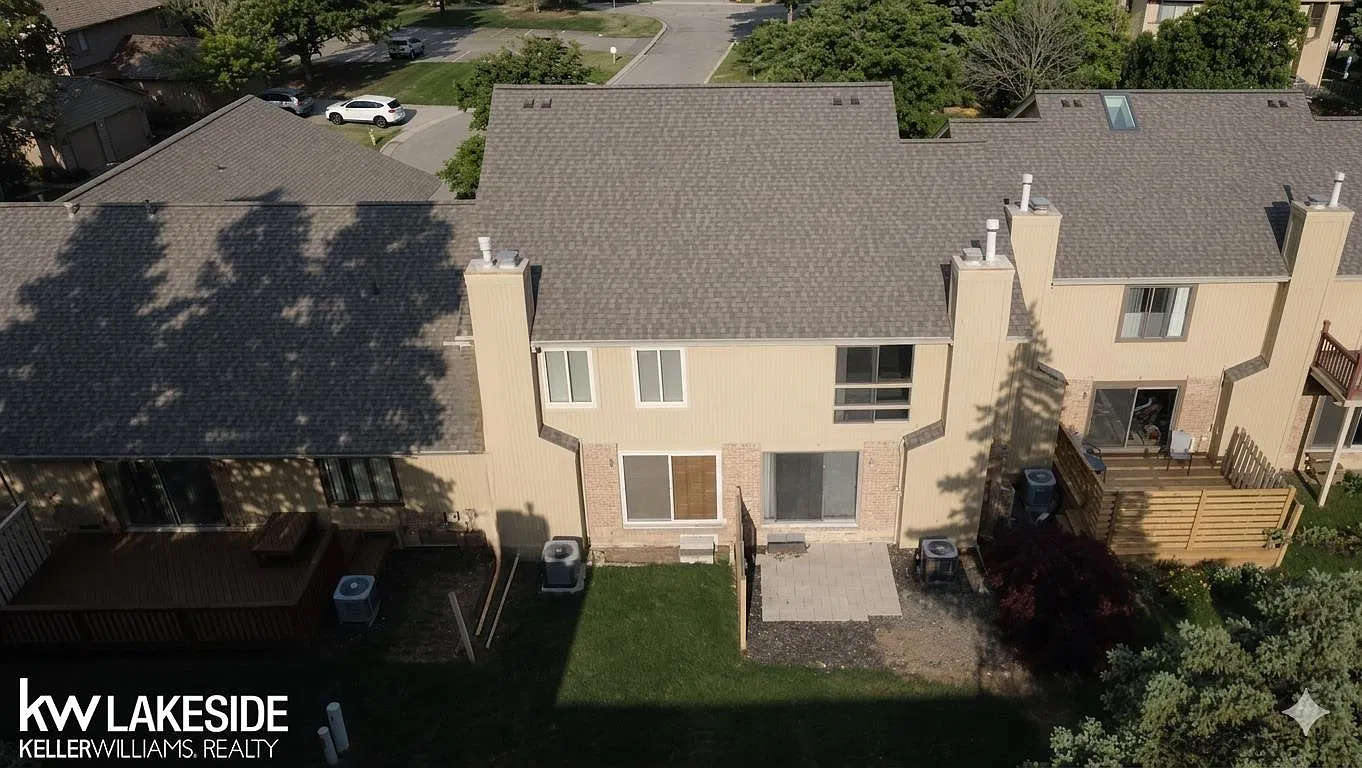 2 bed, 2.5 bath, 1402 sqft, $1,900 — Photo 3