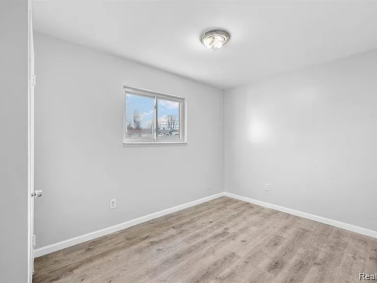 2552 Emogene St — Photo 18