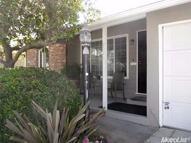 2524 38th Ave photo 1