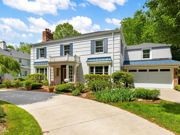 1380 Oxford Rd, Grosse Pointe Woods, MI 48236