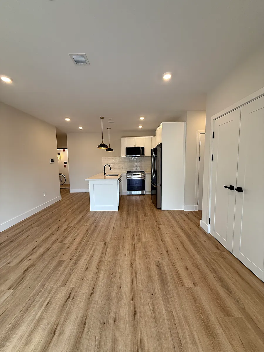 Building Photo - 476 Warren St #204