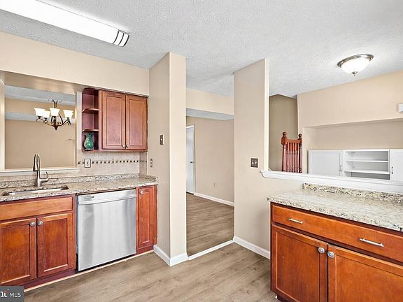 4th image of 18 Rachel Ct