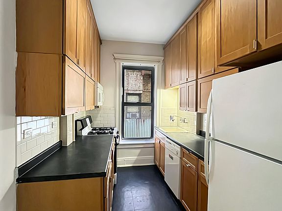 4th image of 146 Fenimore St APT A3