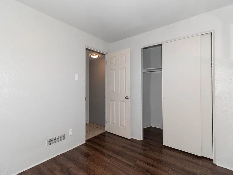 1109 Akron St — Photo 5