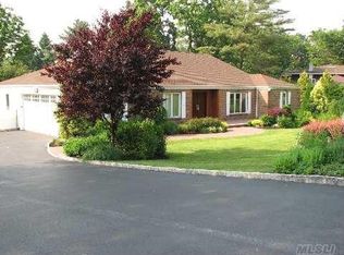 112 Bristol Dr, Woodbury, NY 11797