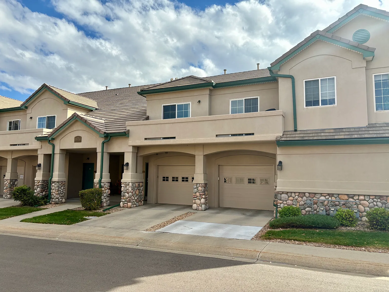 2 bed, 1368 sqft, $2,299 — Photo 1