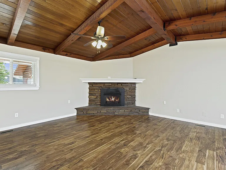 1228 W 11th St — Photo 32