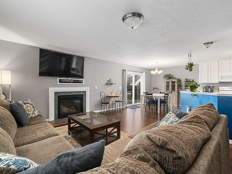 5095 Maple Valley Dr — Photo 2